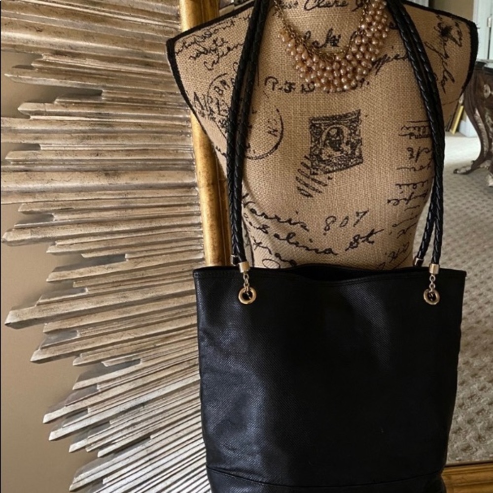 🌸 Bottega Veneta Leather Messenger Bag